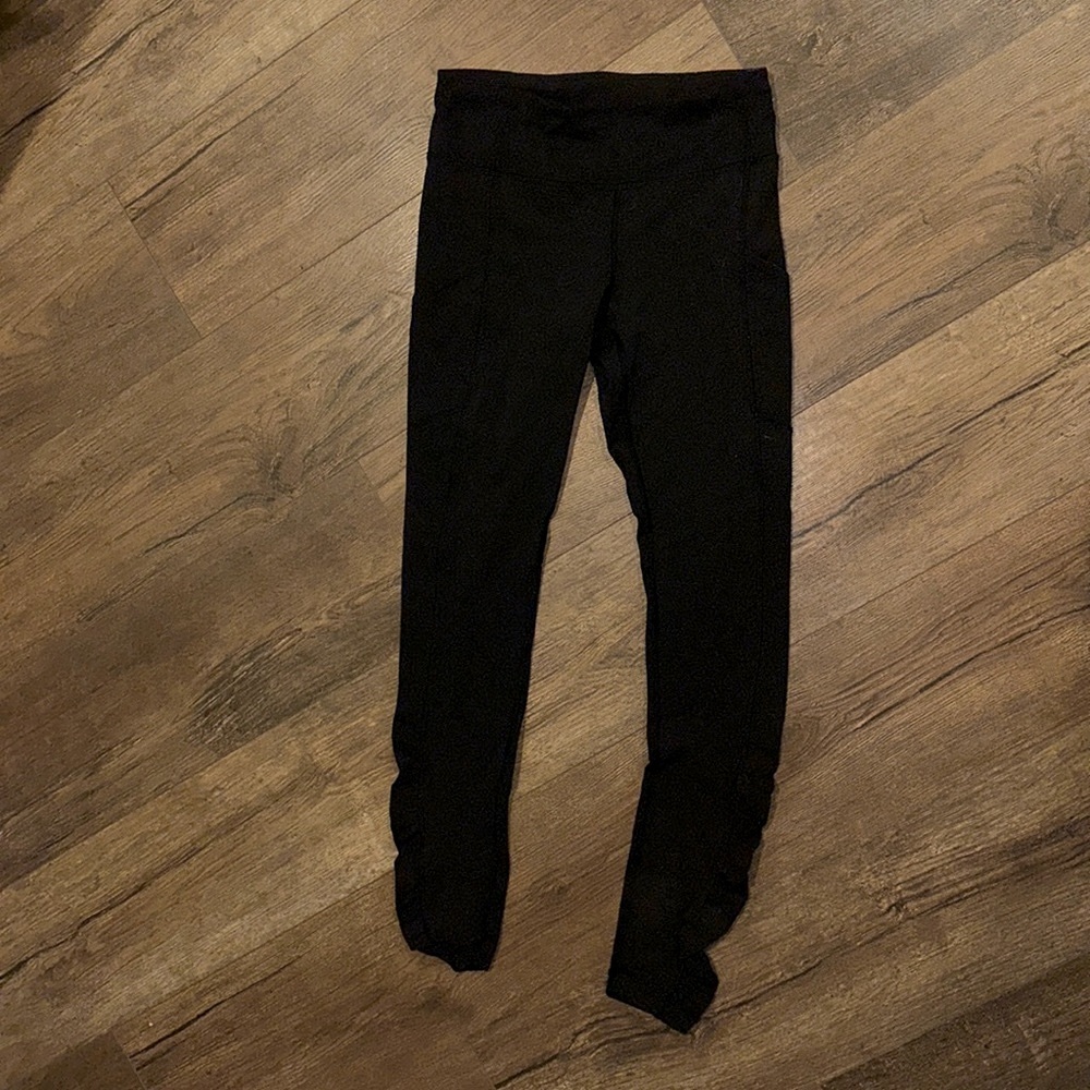 Black Lululemon wunder under leggings 28” inseam